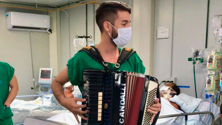 estudante de medicina toca sanfona para animar pacientes - Apaixonados por acordeon - Rafa Vanazzi